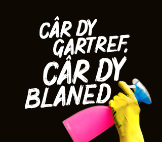 Llaw yn dal potel glanhaugyda'r slogan Câr dy gartref, câr dy blaned.